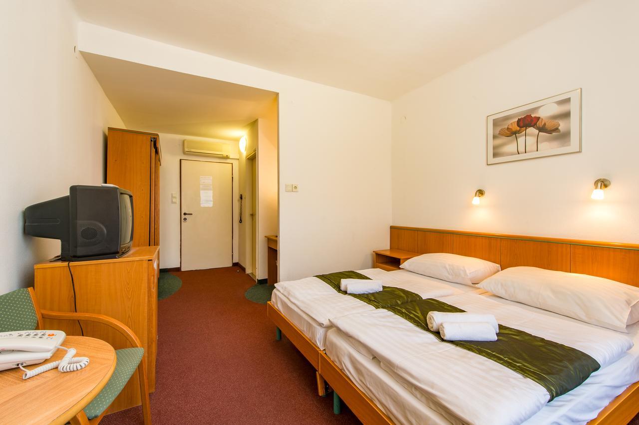 Hotel Griff บูดาเปสต์ ภายนอก รูปภาพ