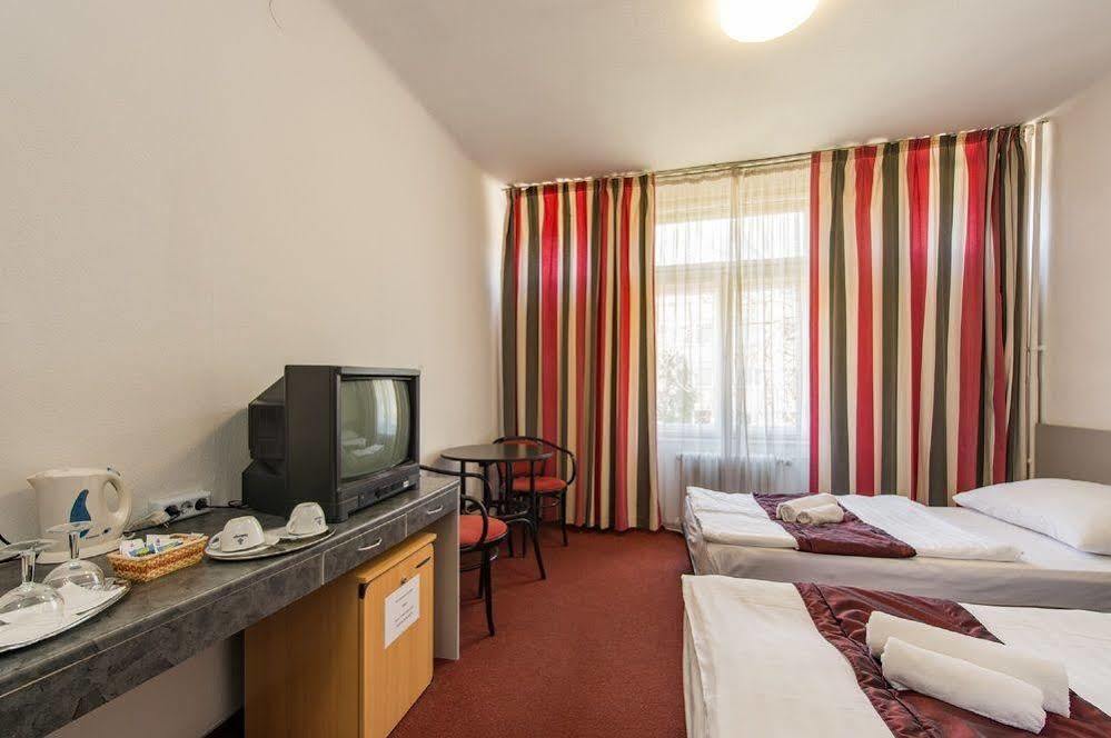 Hotel Griff บูดาเปสต์ ภายนอก รูปภาพ