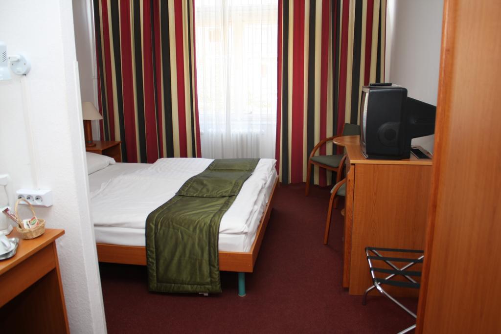 Hotel Griff บูดาเปสต์ ภายนอก รูปภาพ